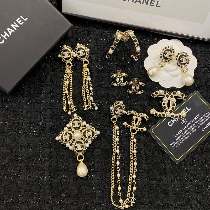 18K  Chanel Pearl Pendant Gold Brooch